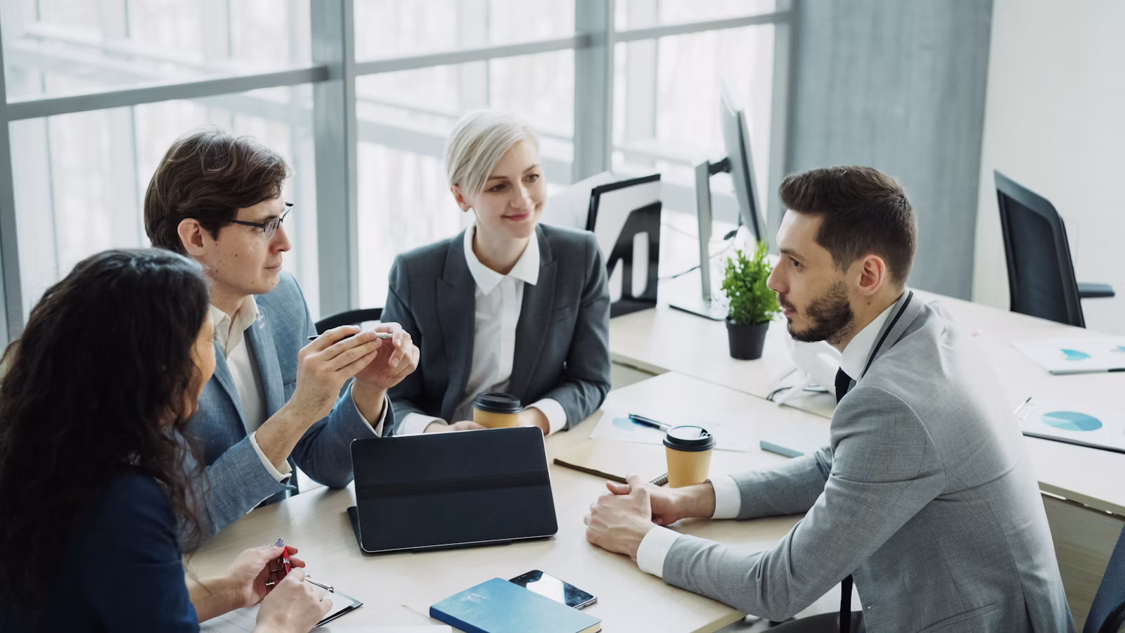 Équipe de professionnels aux profils variés collaborant dans un bureau moderne